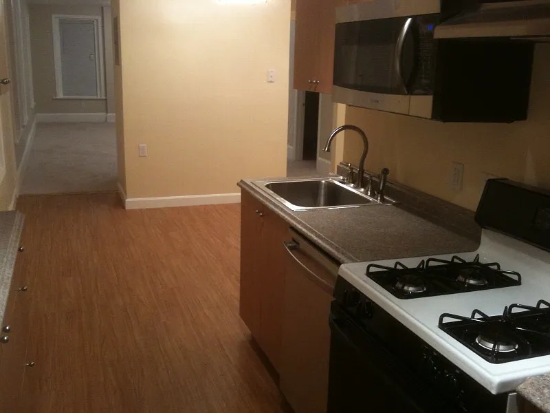 Building Photo - 20 Eden St #4