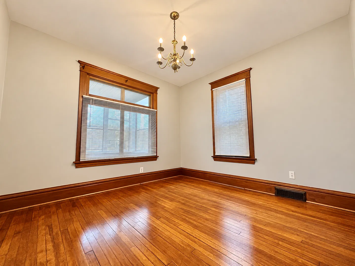 884 Margaret St E — Photo 4