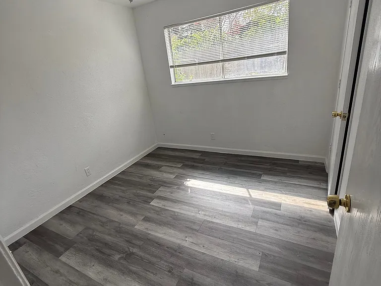 390 Henshaw Ave #5 — Photo 8