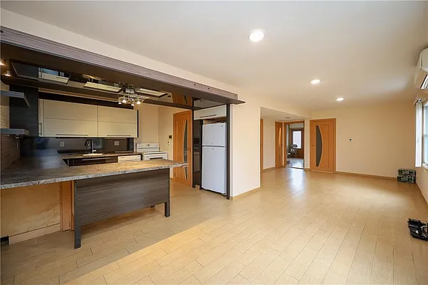 Sold by Momentum Real Estate LLC | media 18