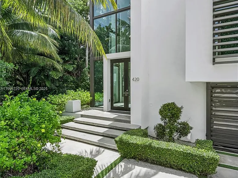 420 N Hibiscus Dr — Photo 2