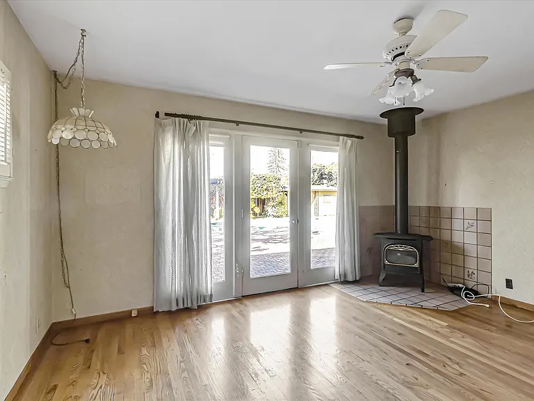 Distel Dr — Photo 10