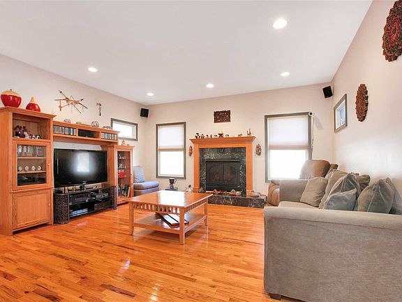 4th image of 104 Syracuse Ave