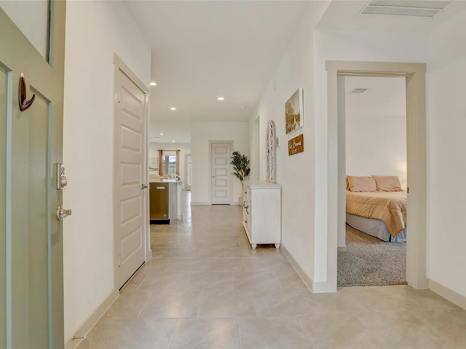 4 bed, 2.0 bath, 2082 sqft, $2,600 — Photo 3