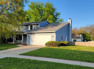 2016 Fallen Oak Rd, Bloomington, IL 61704