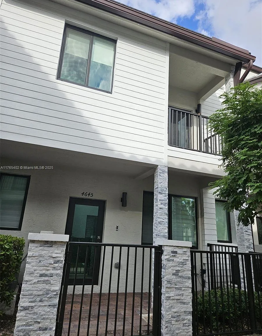 4 bed, 2.5 bath, 1652 sqft, $4,500 — Photo 3