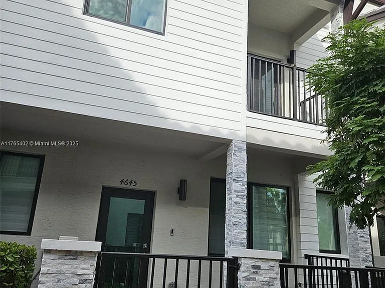 4645 NW 83rd Pkwy — Photo 3