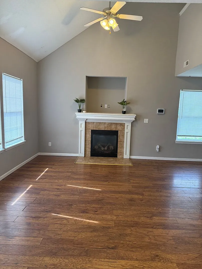 Charming Townhome, Prime Location, Cozy Living — Photo 4