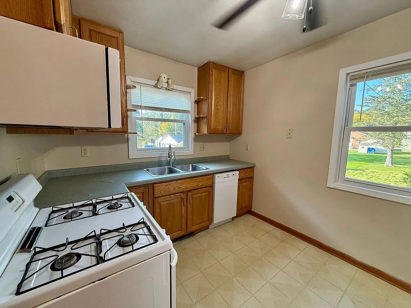 904 Park Ave — Photo 3