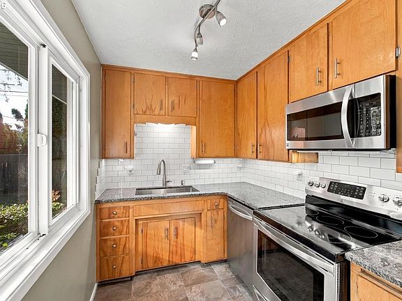 2nd image of 708 SE 28th St SE