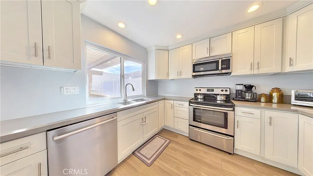 3 bed, 1.5 bath, 1240 sqft, $3,600 — Photo 3