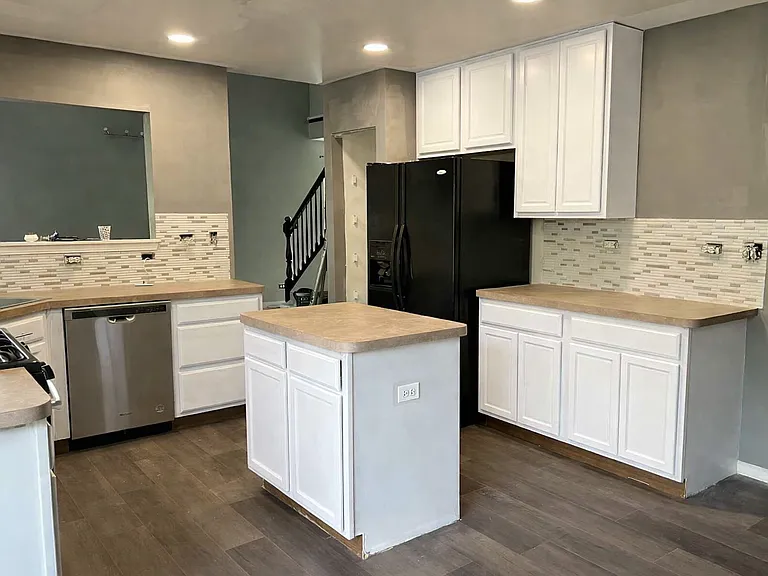 460 Lancaster Dr — Photo 6