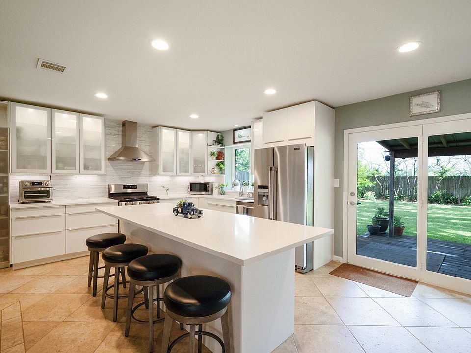 Chef's Kitchen that is fully equipped. Quartz countertops. Cuisinart Air Fryer and Microwave.