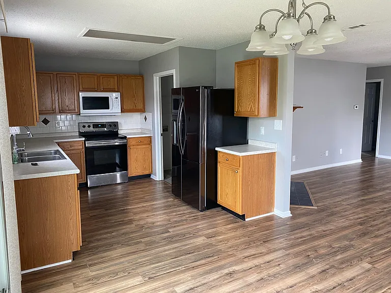 5636 N Plymouth Ct — Photo 8