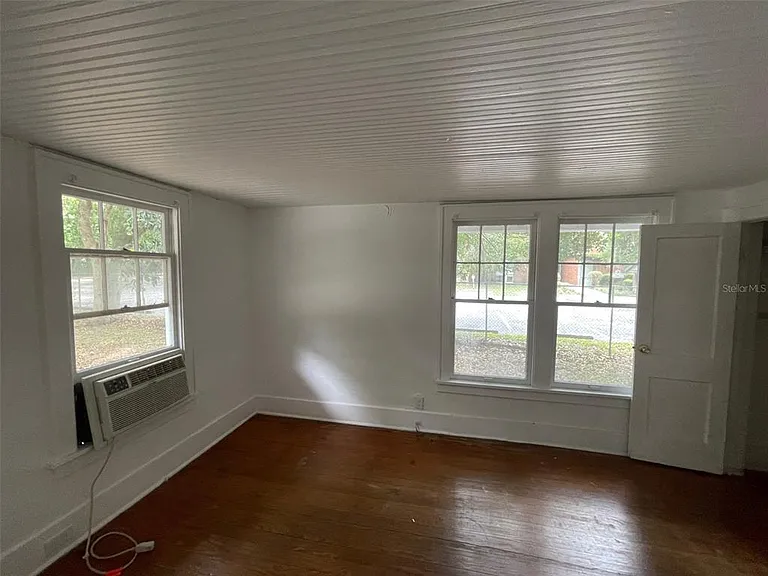 2635 W University Ave — Photo 11