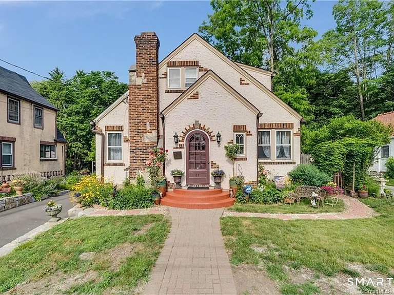 21 Elgin Ave — Photo 1