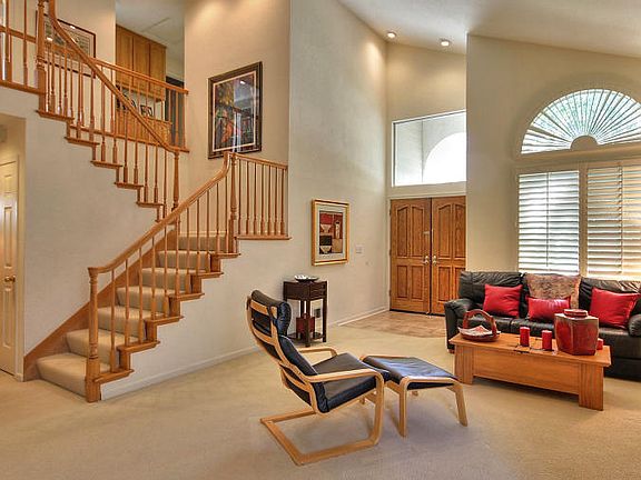 Entry w/Vaulted Ceilings