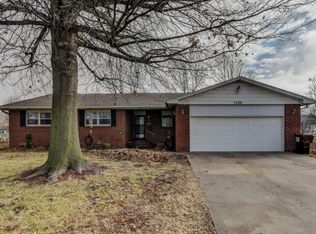 1320 S McCanse St, Mount Vernon, MO 65712