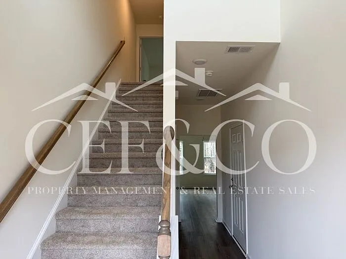 1119 Silverbend Trl — Photo 2