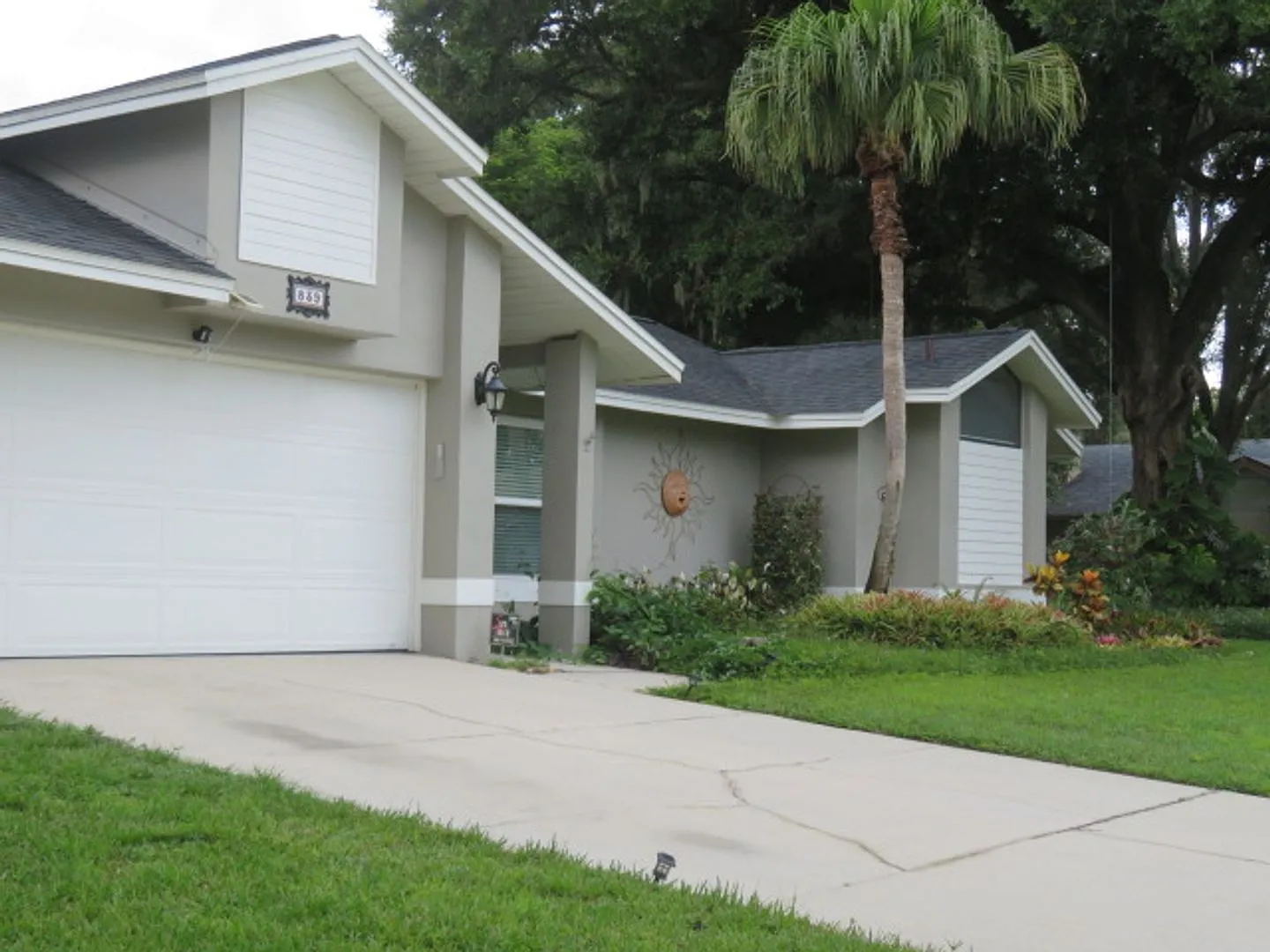 Beautiful Home Features with 4 bedrooms 2 bath with a 2-car garage. — Photo 4