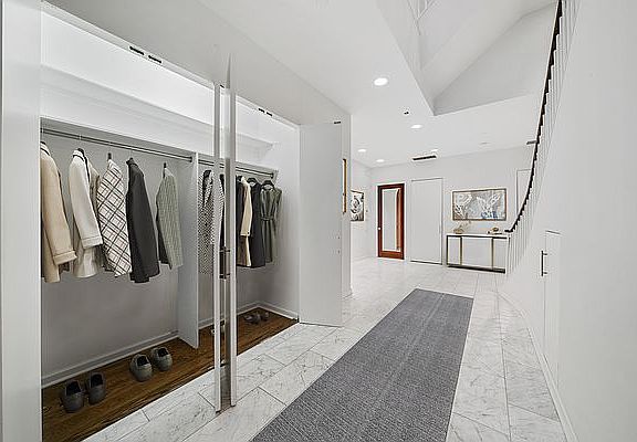 4th image of 224 E 67th St