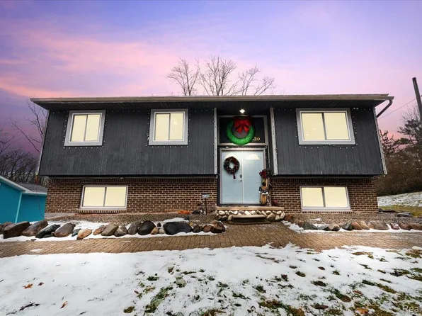 6330 Riverdale Rd, Whitmore Lake, MI 48189