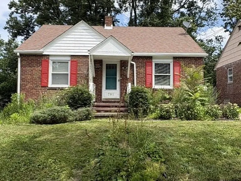 781 Saxon Ave — Photo 1