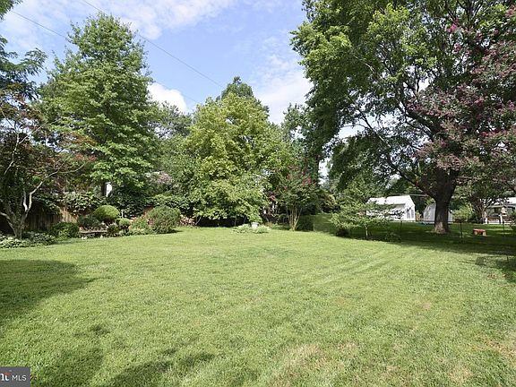 3rd image of 609 Abbott Ln