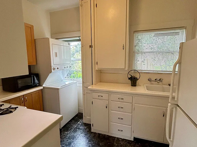 Free washer and dryer in Kitchen Ample storage