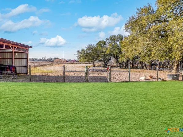 1561 County Road 320, Floresville, TX 78114