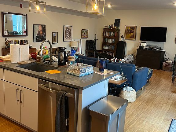 2nd image of 1834 Vineyard St #6