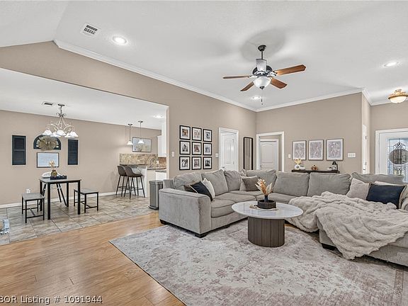 3rd image of 129 Honeysuckle St