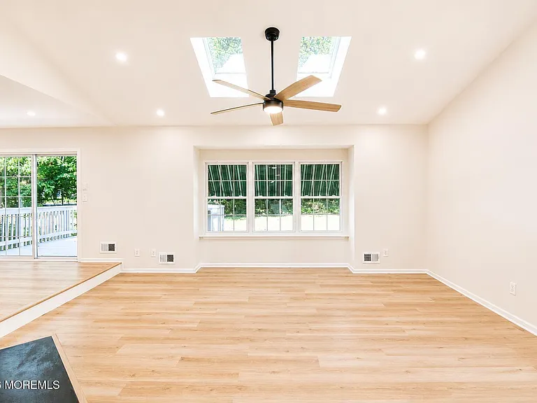 99 Oak Ln — Photo 32
