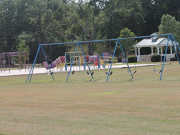 3rd image of 205 E Dogwood Dr
