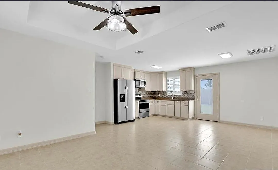 3 bed, 2.0 bath, 1045 sqft, $2,200 — Photo 4