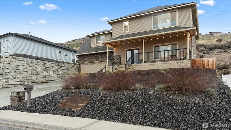 3rd image of 2627 Catalina Avenue