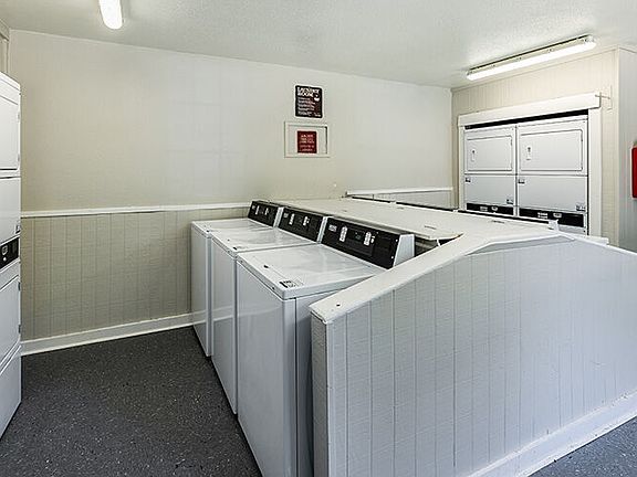 2nd image of 704 E Waring St #114