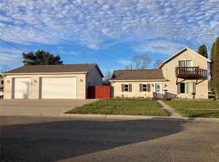 501 W 14th St, Vinton, IA 52349
