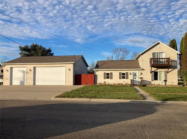 501 W 14th St, Vinton, IA 52349