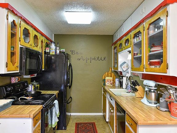 3rd image of 621 Comal Ave