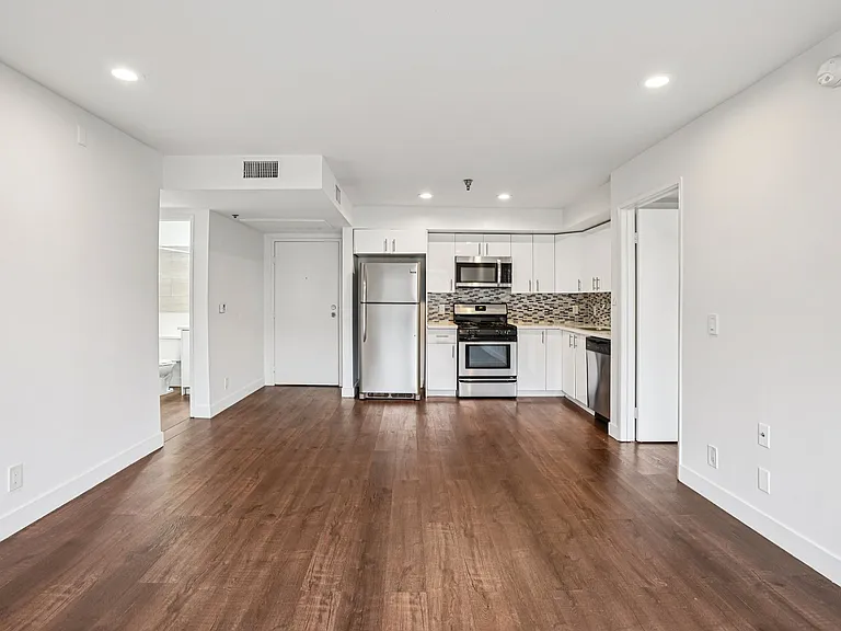 165 N Hoover St — Photo 22