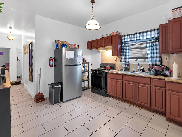 25 Oak St #2 — Photo 3