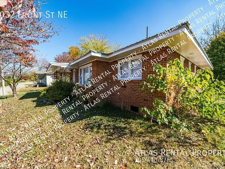 2032 Front St NE — Photo 2