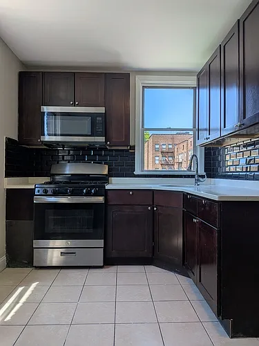 305 William St Photo 1