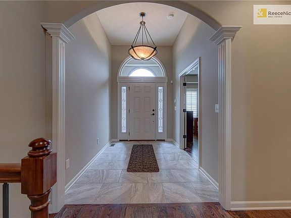 You'll feel at home your first step through this entry. Leaded side lights, Tiled entry, fluted trim.