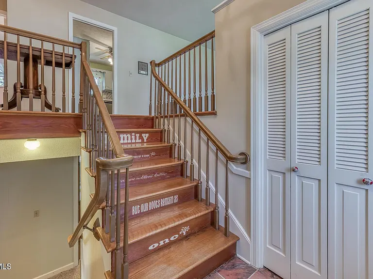 908 Meadow Ln — Photo 7