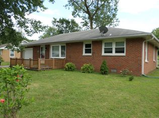 215 Pinewood Dr, Godfrey, IL 62035