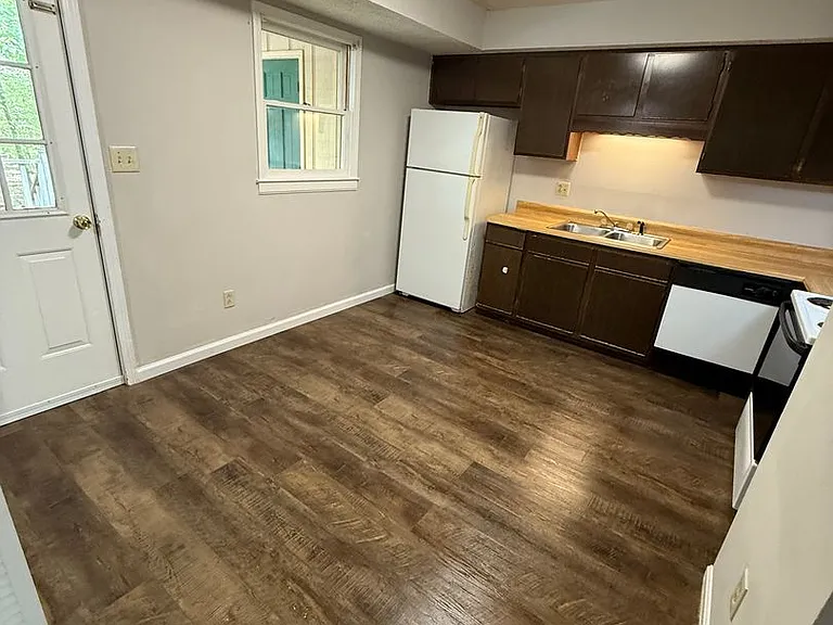 325 Leafmore Rd SW — Photo 2