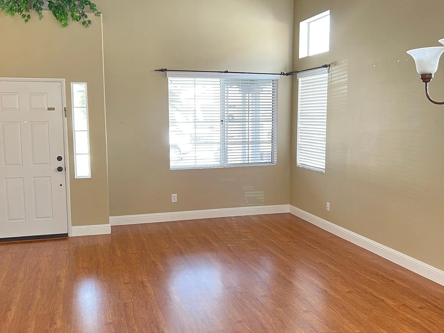 3 bed, 2.5 bath, 1738 sqft, $4,900 — Photo 2