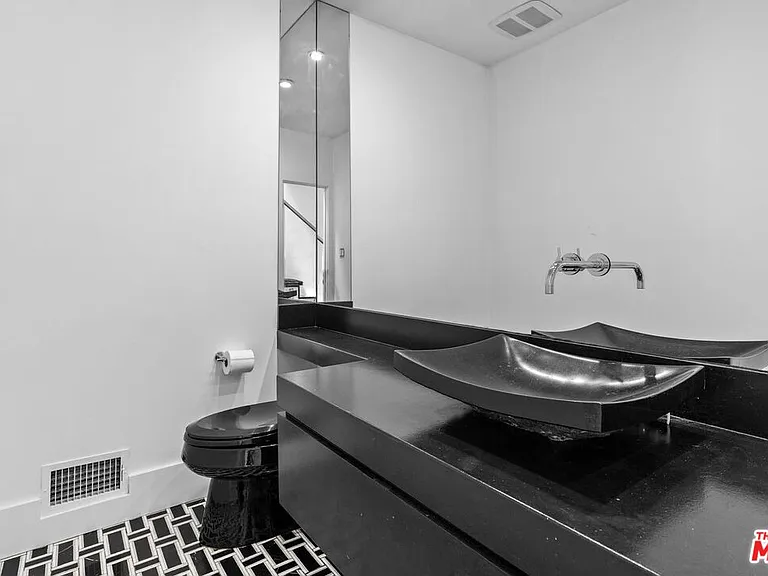 305 S Bedford Dr — Photo 5